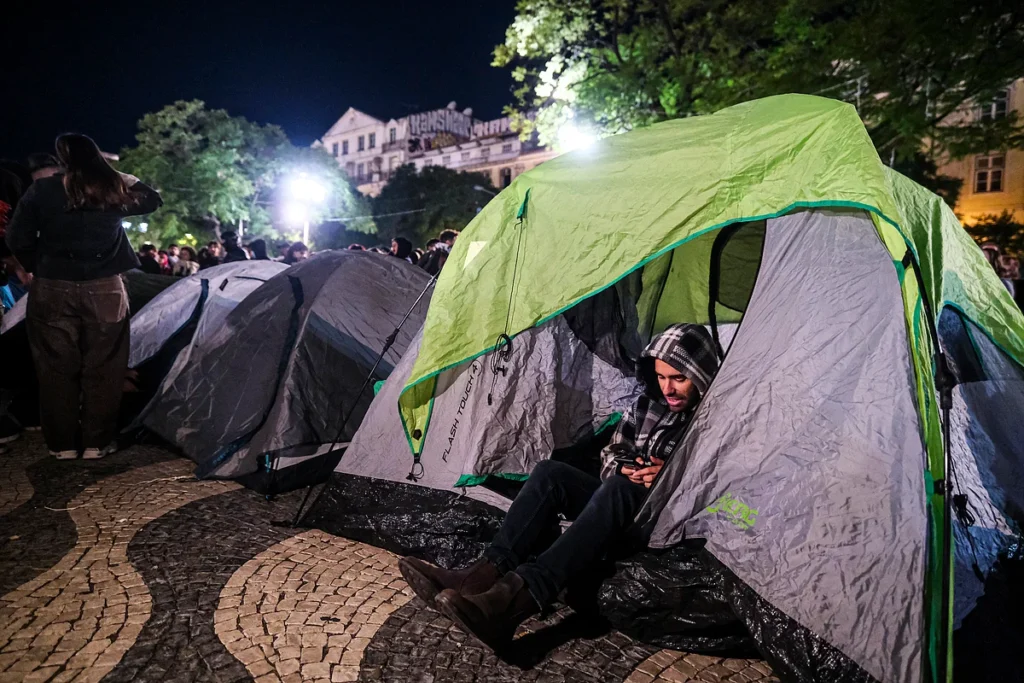 Crise na habitação leva protesto e acampamento de tendas ao Rossio em Lisboa