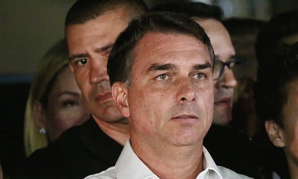 Defesa de Flávio Bolsonaro é pega de surpresa com viagem do senador aos Estados Unidos