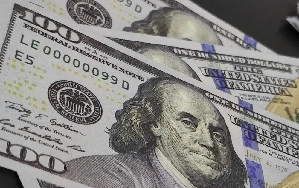 Dólar recua para R$ 5,35 após forte oscilação e ajuste de mercado