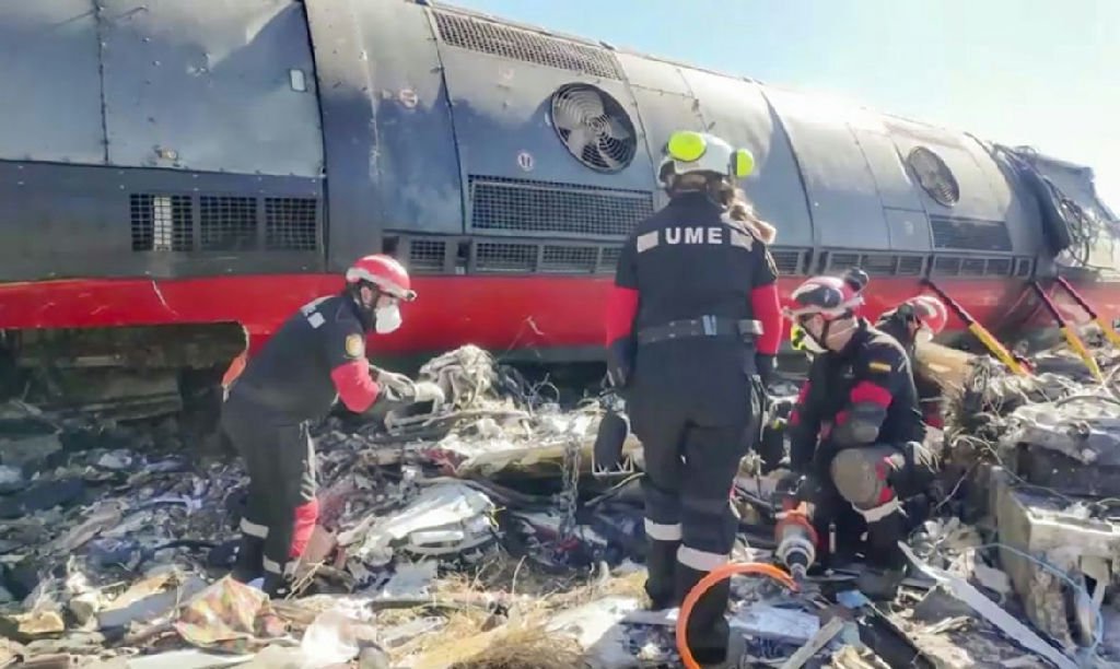 Equipes de resgate buscam sobreviventes após grave acidente de trem na Espanha