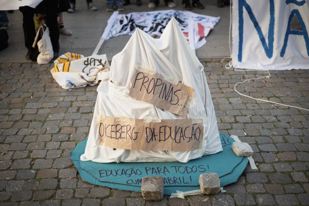 Estudantes protestam em Lisboa nesta tarde contra fim do teto nas propinas