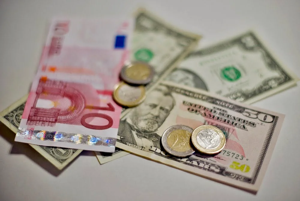 Euro recua frente ao dolar pela terceira sessao seguida no mercado de cambio