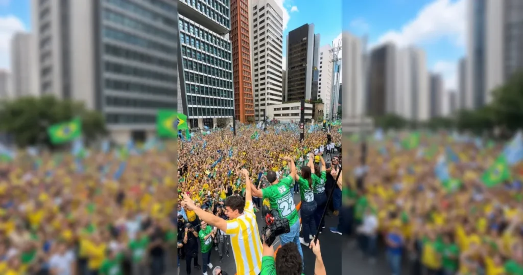 Flávio bolsonaro comanda ato em formato de bloco na avenida paulista
