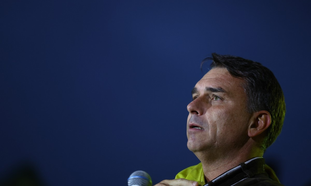 Flávio Bolsonaro contesta pleito e anuncia pedido de anulação após derrota para Lula