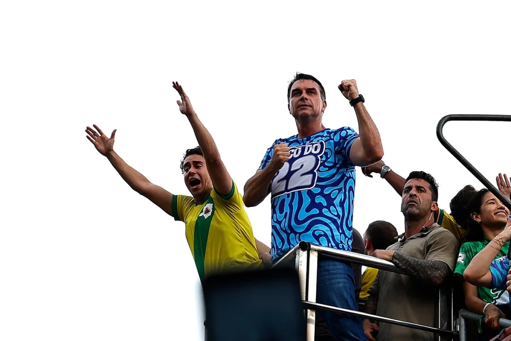 Flávio Bolsonaro encerra corrida presidencial no Rio de Janeiro com ato dedicado ao pai