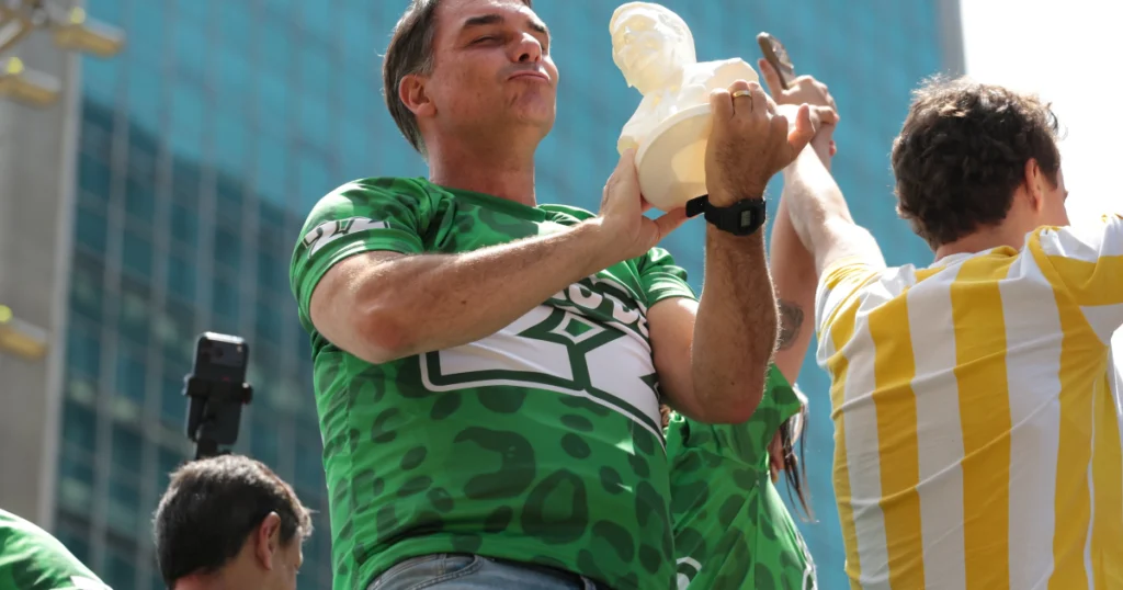 Flávio Bolsonaro passa por Belo Horizonte e segue rumo ao Rio