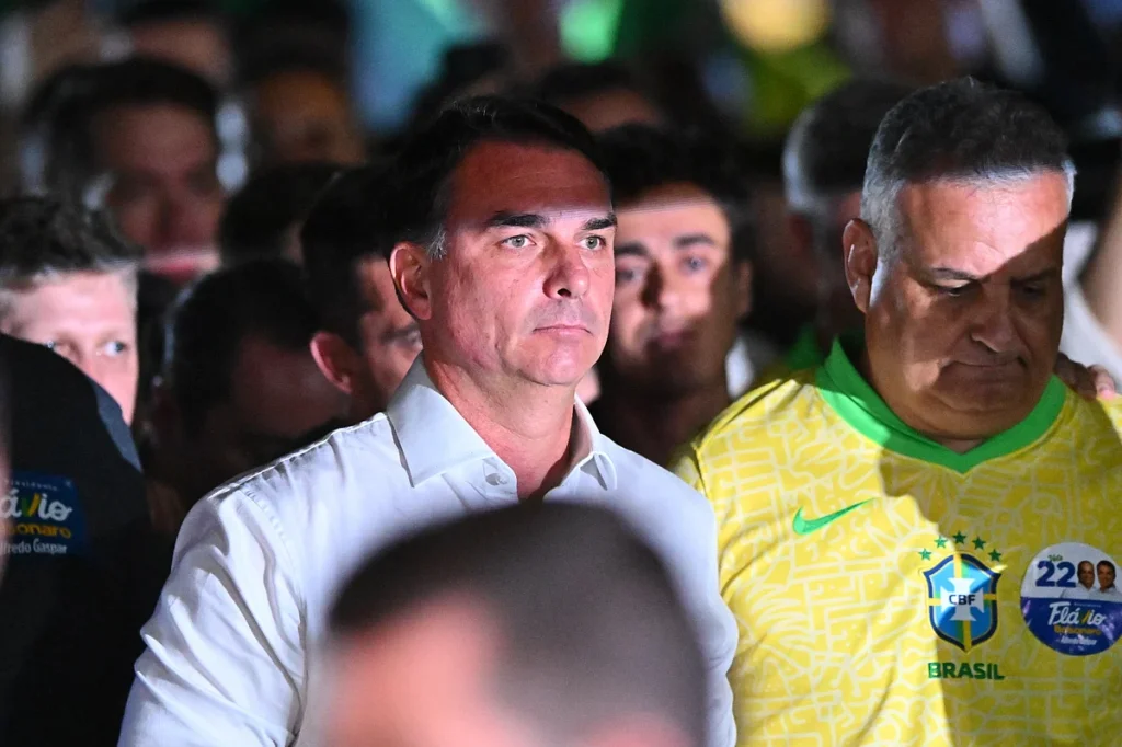 Flávio Bolsonaro recua em contestação eleitoral e foca ação contra Lula