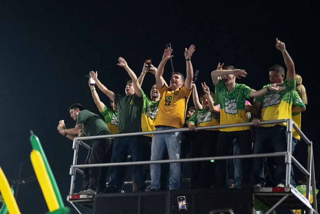 Flávio Bolsonaro reúne multidão em Guarulhos na reta final da eleição