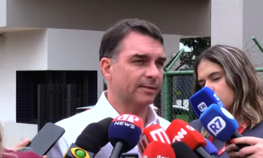 Flávio Bolsonaro supera Lula na votação da Papudinha no Distrito Federal