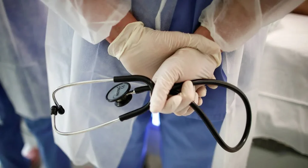 FNAM critica governo por desvio de médicos para urgências hospitalares