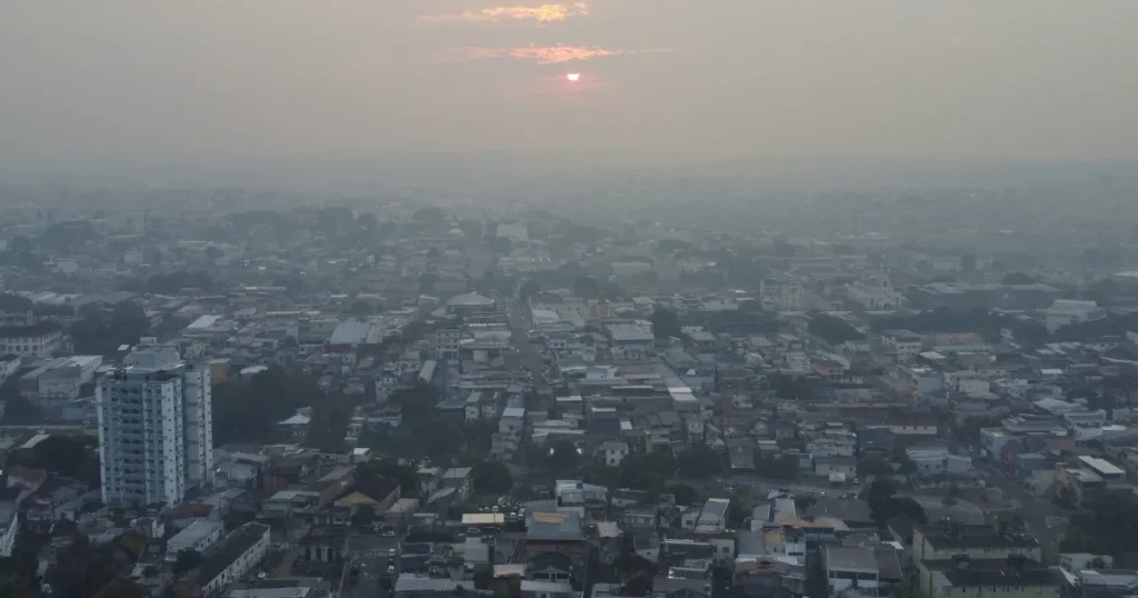 Focos de calor no amazonas triplicam em 24 horas e fumaça encobre manaus