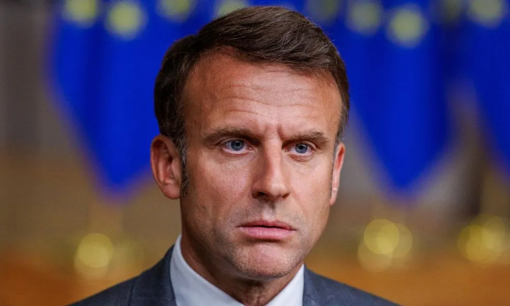 França enfrenta onda de violência em protestos e Macron cobra punição a vândalos