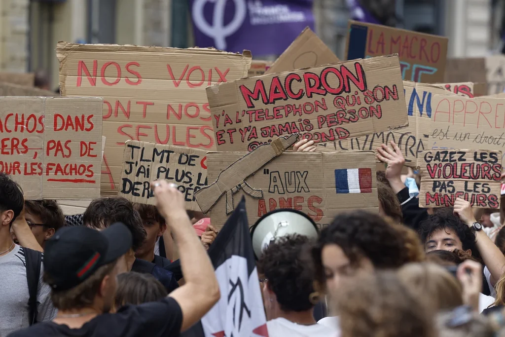 França registra dezenas de prisões em novos protestos contra a alta do custo de vida