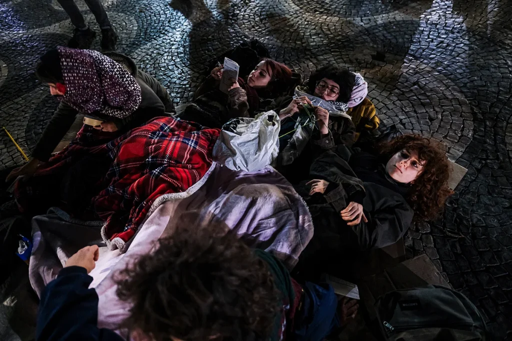 Habitação mobiliza protesto noturno no Rossio com vigília ao relento