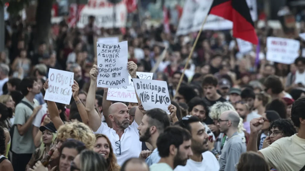 Habitação no Porto mobiliza acampamento e manifestantes estendem protesto até o fim do ano