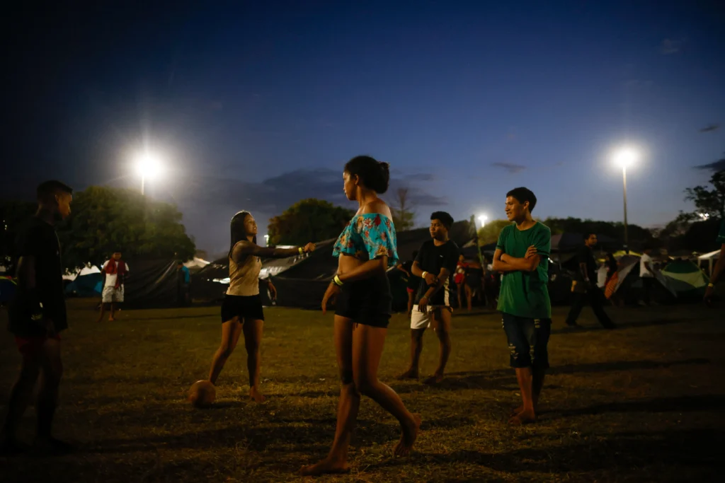 Jovens brasileiros clamam por renovação a dias do segundo turno eleitoral