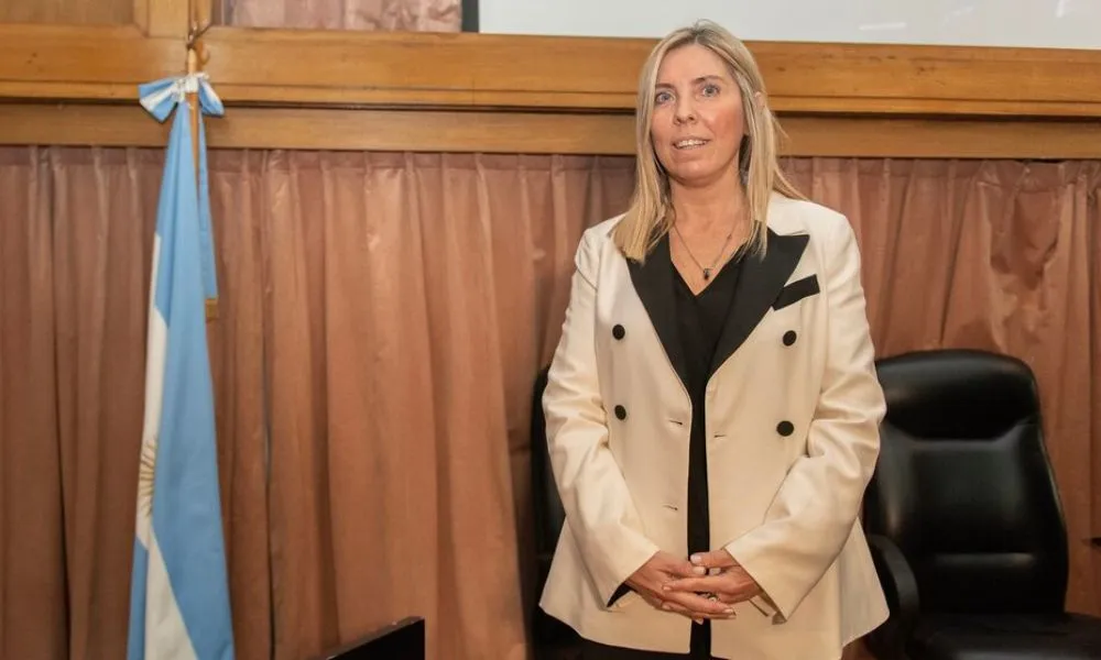 Juíza federal na Argentina pede esclarecimentos ao governo Milei sobre trâmites de Flávio Bolsonaro