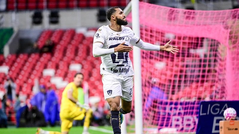 Juninho brilha pelo Pumas, marca duas vezes e espanta crise no futebol mexicano