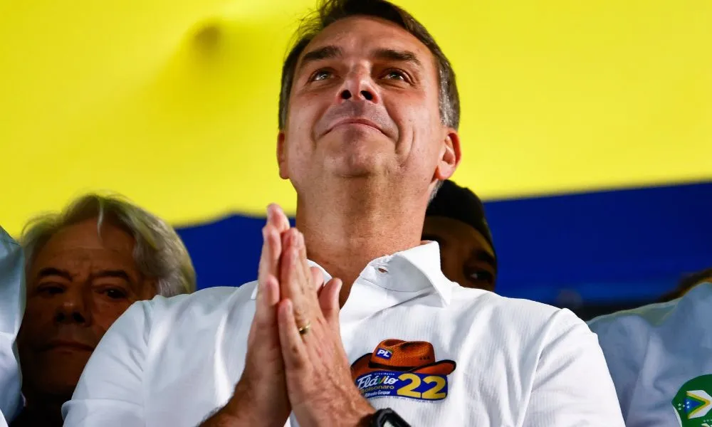 Justiça libera entrega de título de cidadão de salvador a flávio bolsonaro