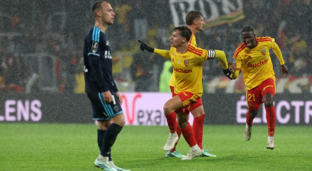 Lens derrota o Paris FC por 2 a 1 e impede liderança na França
