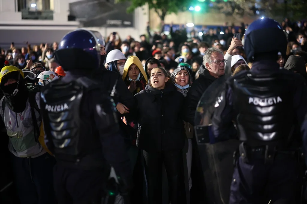 Livre cobra posição de Seguro após intervenção policial na habitação