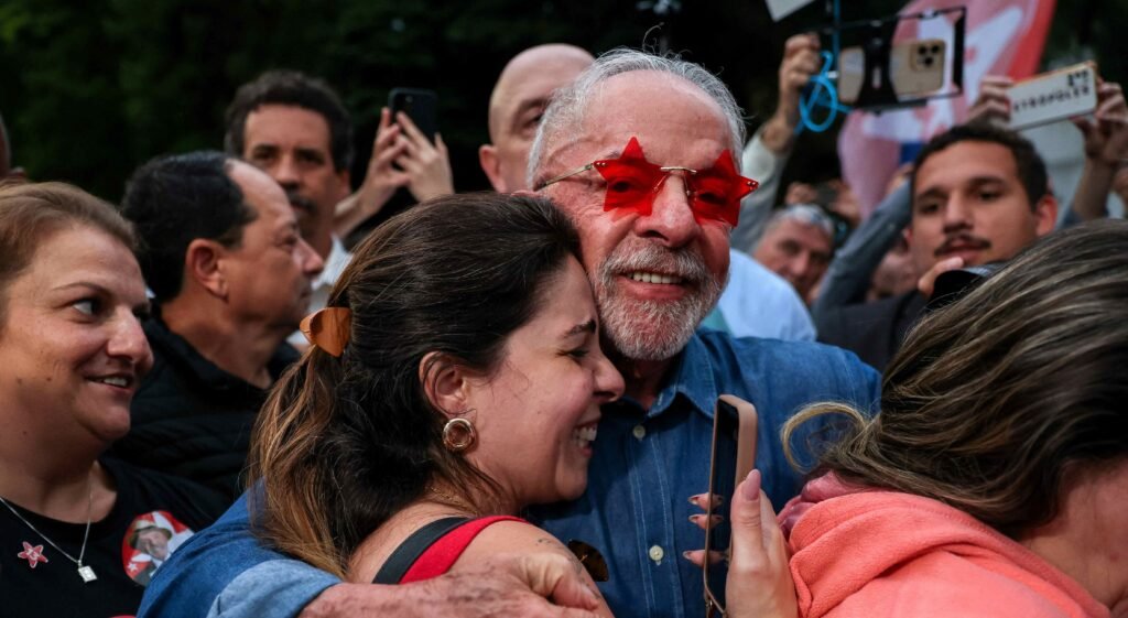 Lula da Silva vence eleição presidencial no Brasil em disputa acirrada