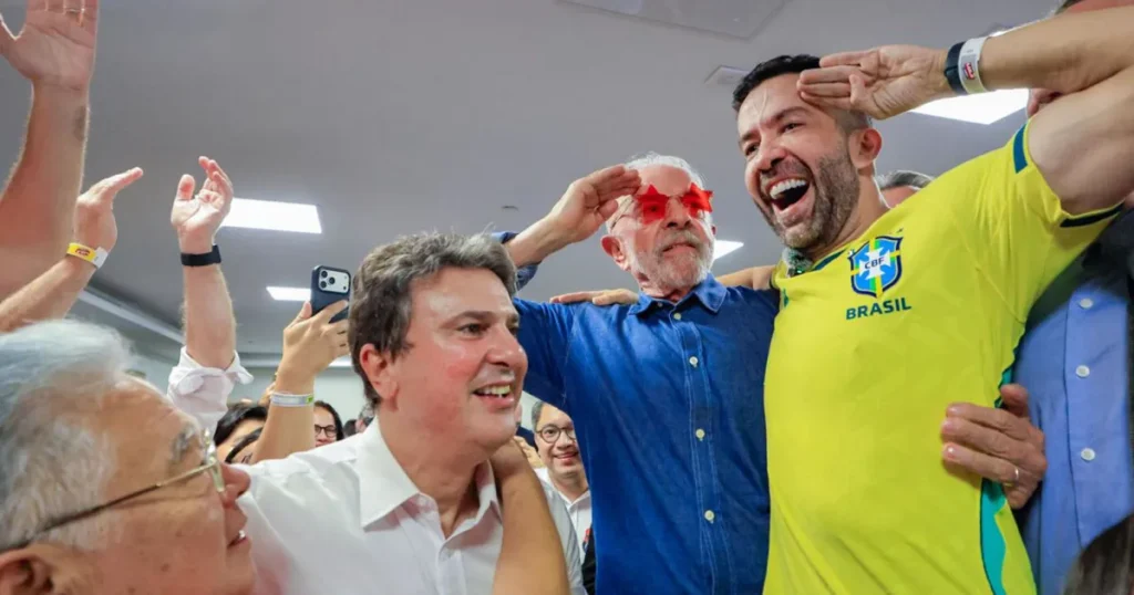 Lula derrota Flávio Bolsonaro, assegura quarto mandato e mantém país dividido enquanto barra a direita latino-americana