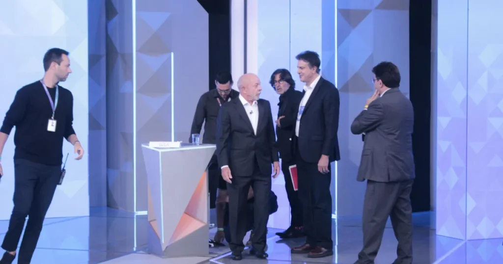 Lula e Flávio Bolsonaro se enfrentam no último debate antes do segundo turno