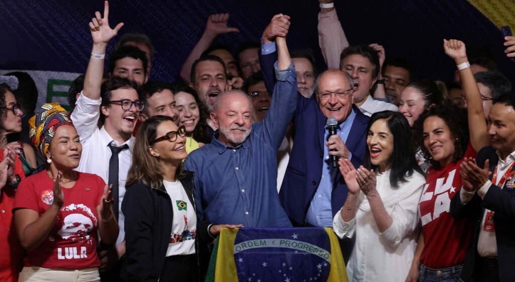 Lula vence reeleição no Brasil e aponta derrota do negacionismo