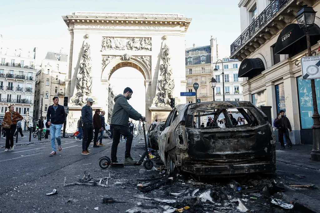 Macron fala à nação após protestos violentos deixarem milhares de detidos na frança