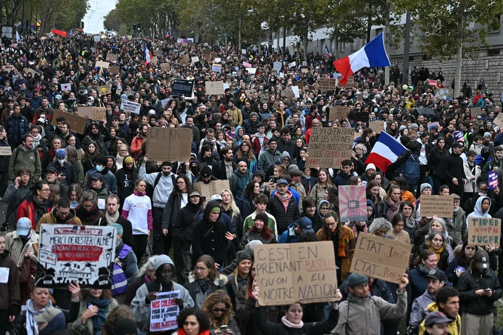 Manifestantes dos coletes amarelos na França ignoram proibições e marcam atos para sábado