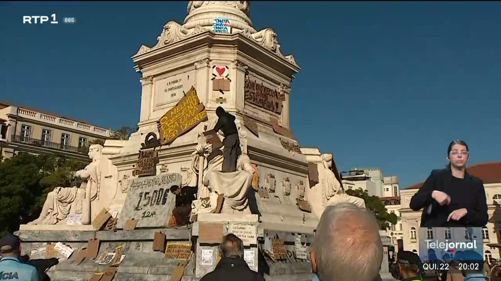 Manifestantes pelo direito à habitação passam mais uma noite ao relento no Rossio