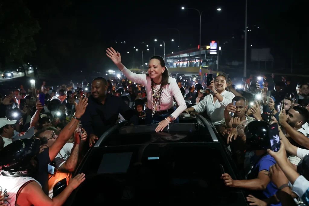 María Corina Machado regressa à Venezuela e mobiliza Milhares de apoiantes