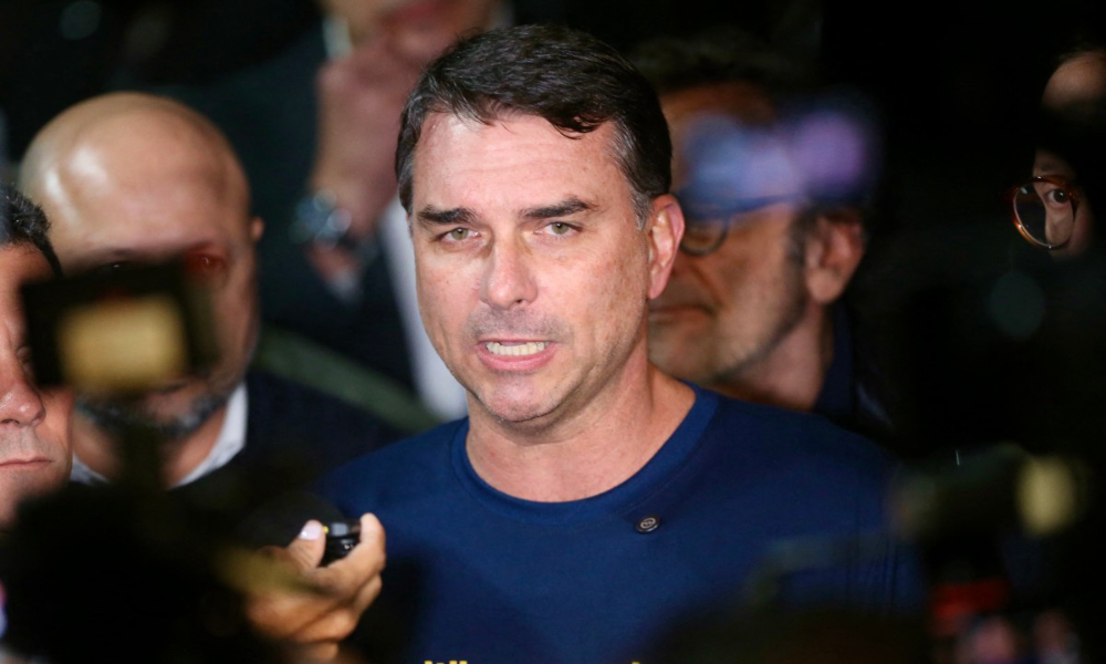 Meios estrangeiros repercutem suposta fuga de Flávio Bolsonaro para os Estados Unidos após derrota