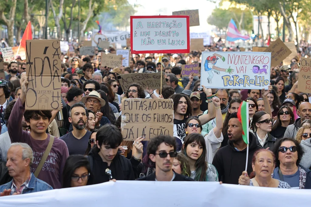 Milhares de pessoas tomam as ruas em protesto contra a crise da habitação