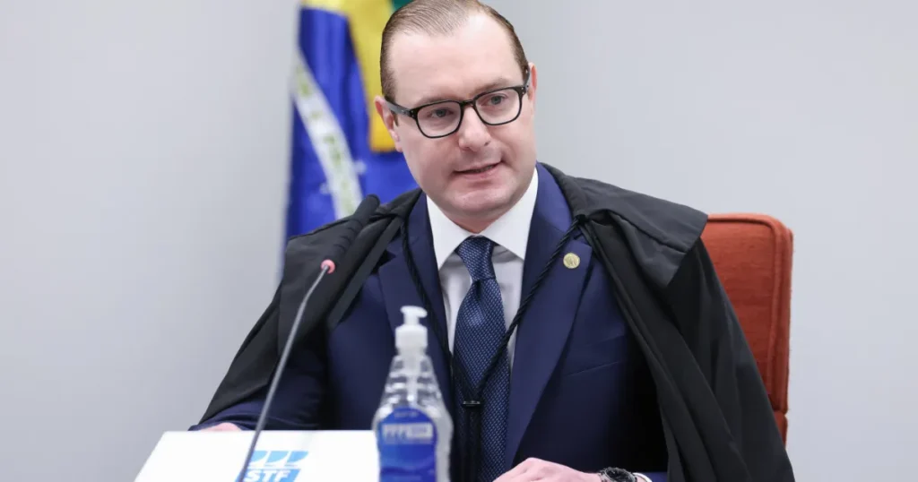 Ministro Cristiano Zanin prorroga horário de votação das eleições até 19h no Brasil