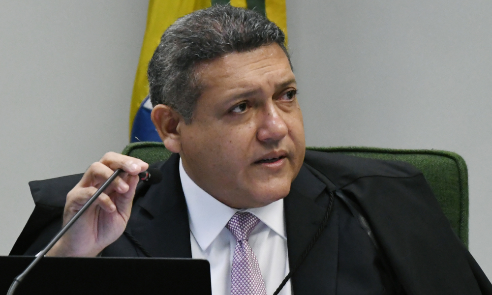 Ministro Nunes Marques ordena remoção de vídeos falsos contra Flávio Bolsonaro