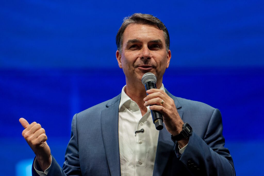 Oposição aguarda definição de Flávio Bolsonaro no exterior para reorganizar estratégias