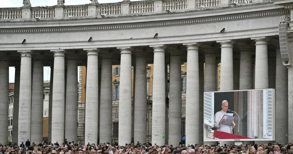 Papa Leão XIV reaparece no Vaticano e agradece apoio após cirurgia