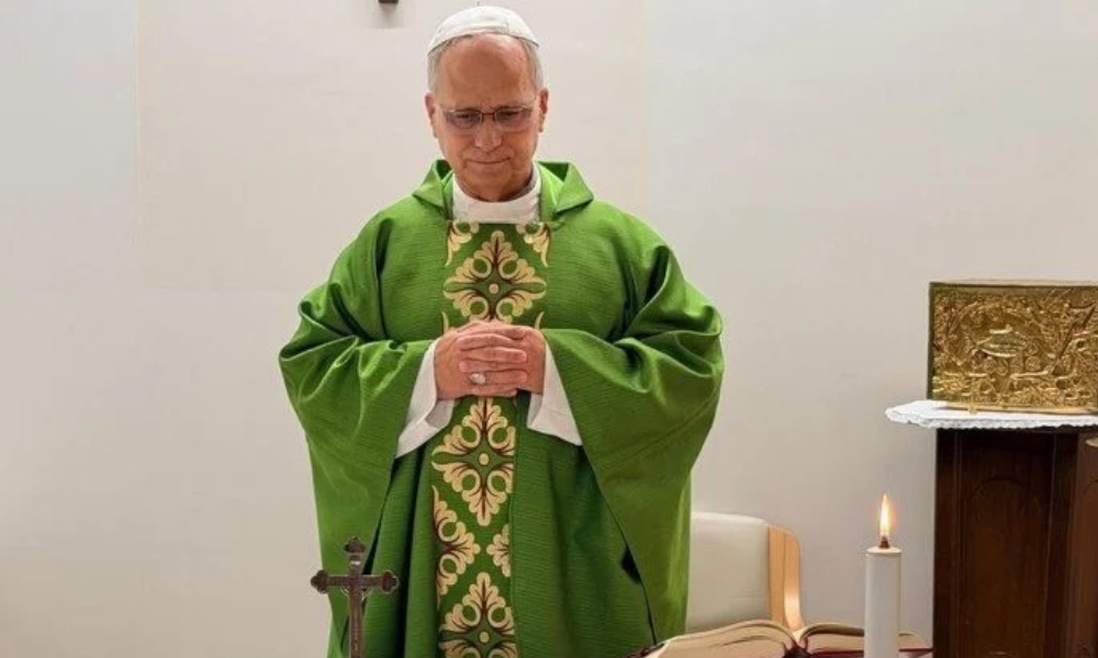 Papa Leão XIV recebe alta médica e volta ao Vaticano após cirurgia no pulmão
