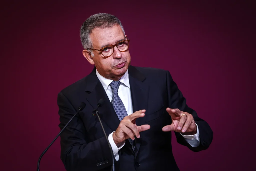Pobreza não pode ser vista como inevitável em uma democracia, afirma António José Seguro