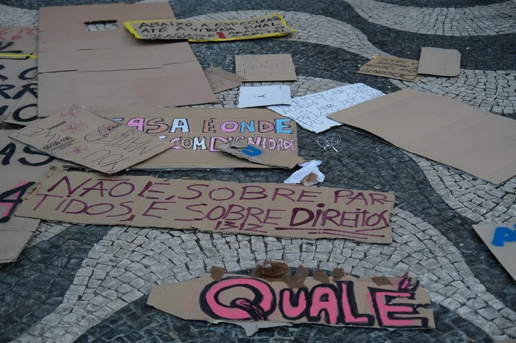 Polícia ordena desmontagem de tendas de manifestantes no rossio