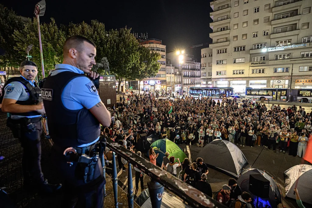 Protesto pela habitação é desmantelado pela polícia em praças