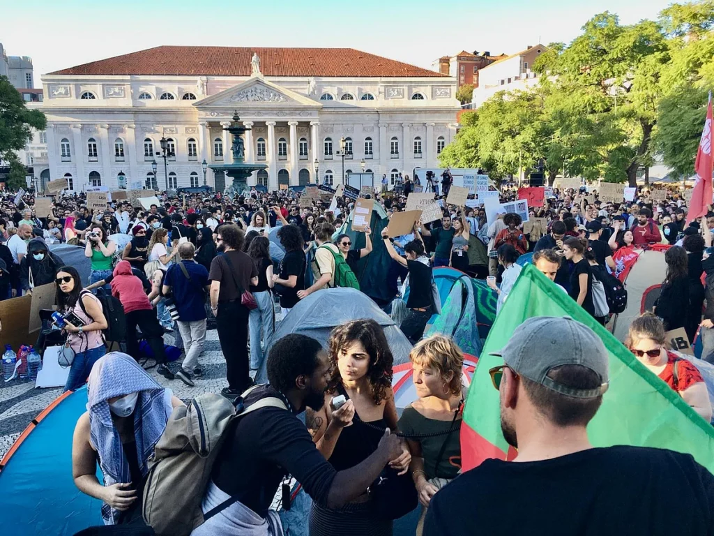 Protesto pela habitação ocupa Praça do Rossio em Lisboa com tendas e críticas ao governo