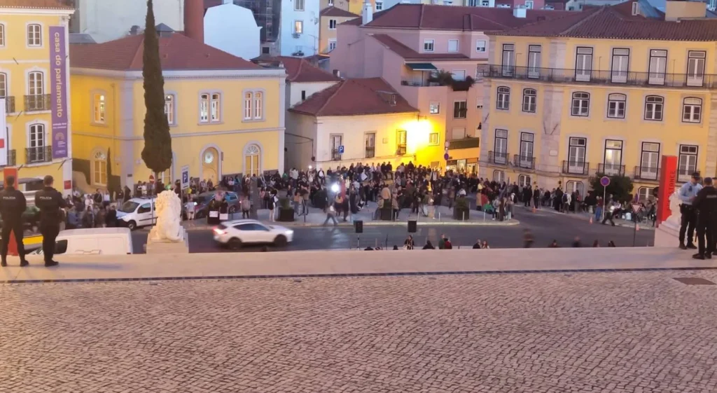 Protesto por habitação mobiliza manifestantes e fecha comércio perto da Assembleia da República