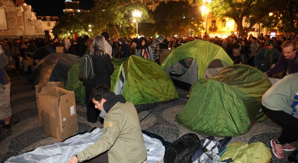 Protesto por habitação no rossio tem tendas retiradas por ordens policiais