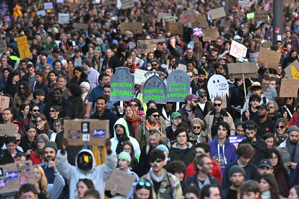 Protestos na Europa reúnem milhares de jovens contra o custo de vida