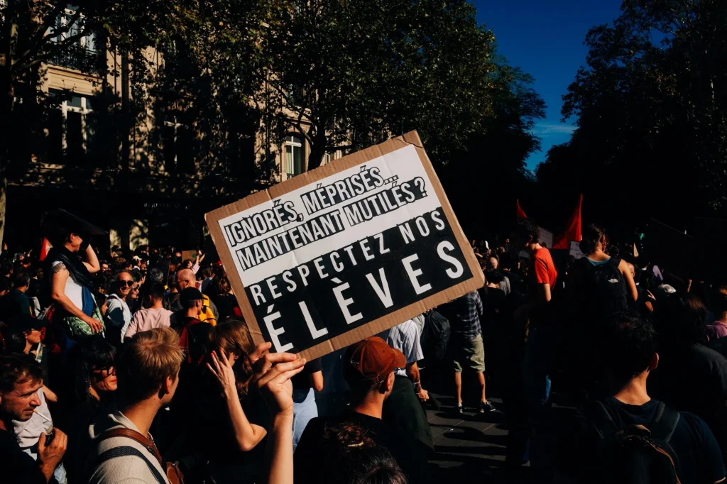 Protestos na França denunciam violência policial contra estudantes