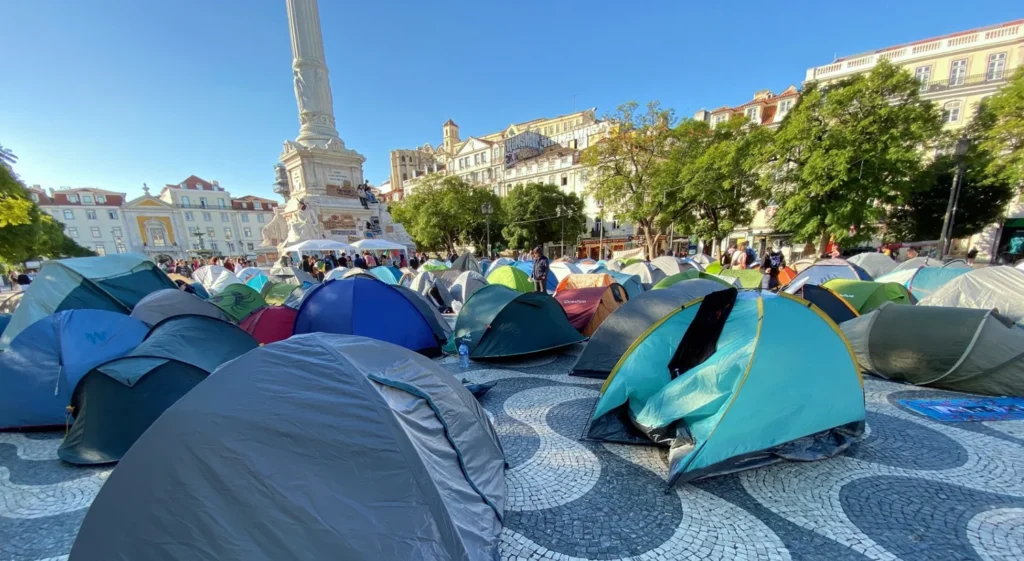 Protestos pela habitação ganham força e acampamentos ocupam praças em Lisboa e Porto