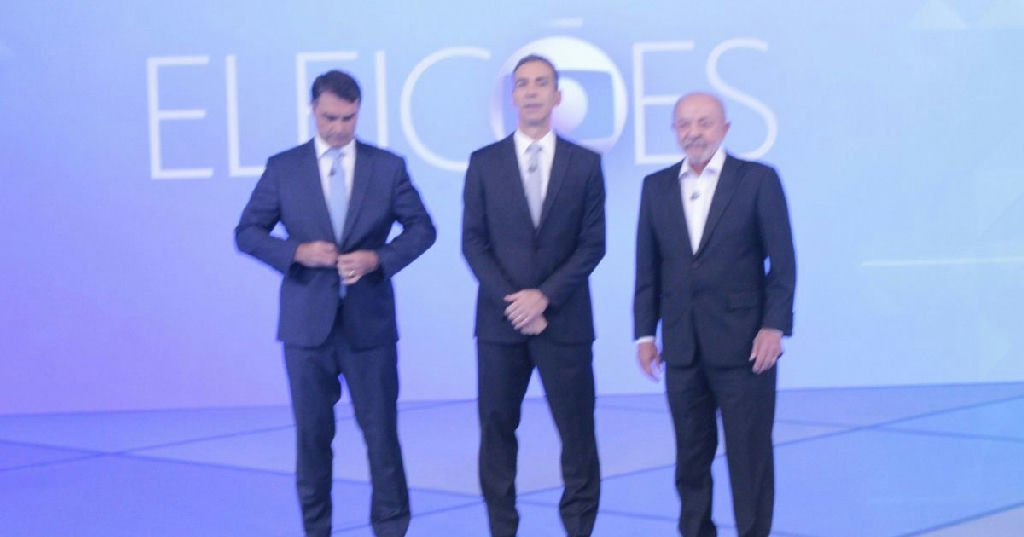 Senador Flávio Bolsonaro afasta privatizações e promete reajustes em debate político